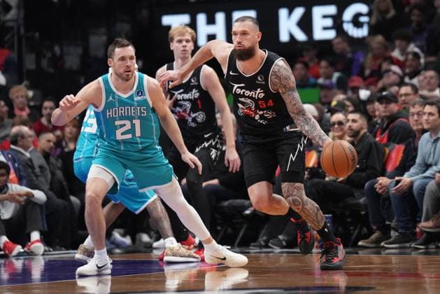 November 17, 2025, Toronto, On, CANADA: Toronto Raptors forward center Sandro Mamukelashvili (54) moves around Charlotte Hornets guard Pat Connaughton (21) during first half NBA, Basketball Herren, USA basketball action in Toronto on Monday, November 17, 2025. Canada News - November 17, 2025  - ZUMAc35_ 20251117_zaf_c35_167 Copyright: xNathanxDenettex