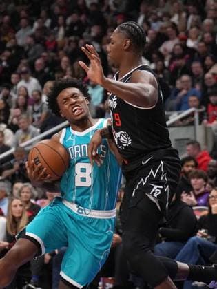 November 17, 2025, Toronto, On, CANADA: Toronto Raptors forward guard RJ Barrett (9) fouls Charlotte Hornets guard Collin Sexton (8) during first half NBA, Basketball Herren, USA basketball action in Toronto on Monday, November 17, 2025. Canada News - November 17, 2025  - ZUMAc35_ 20251117_zaf_c35_169 Copyright: xNathanxDenettex
