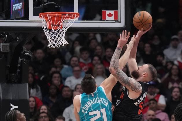 November 17, 2025, Toronto, On, CANADA: Toronto Raptors forward center Sandro Mamukelashvili (54) shoots over Charlotte Hornets guard Pat Connaughton (21) during first half NBA, Basketball Herren, USA basketball action in Toronto on Monday, November 17, 2025. Canada News - November 17, 2025  - ZUMAc35_ 20251117_zaf_c35_171 Copyright: xNathanxDenettex