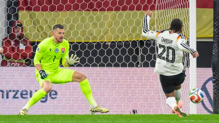 f.l.t.r.: goal, Martin Dubravka (SVK, 01), Serge Gnabry (GER, 20), GER, Saxony, Leipzig, soccer, German national team, Nationalteam final group match against Slovakia, DFB Team, Qualification for the 2026 World Cup, RB Arena, 17.11.2025, DFB DFL REGULATIONS PROHIBIT ANY USE OF PHOTOGRAPHS AS IMAGE SEQUENCES AND OR QUASI-VIDEO, Copyright: HMBxMedia UwexKoch