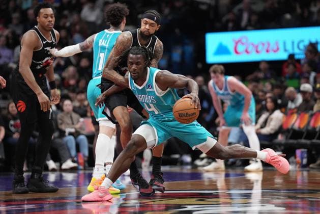 November 17, 2025, Toronto, On, CANADA: Charlotte Hornets guard Sion James (4) controls the ball against Toronto Raptors forward Brandon Ingram (3) during second half NBA, Basketball Herren, USA basketball action in Toronto on Monday, November 17, 2025. Canada News - November 17, 2025  - ZUMAc35_ 20251117_zaf_c35_175 Copyright: xNathanxDenettex