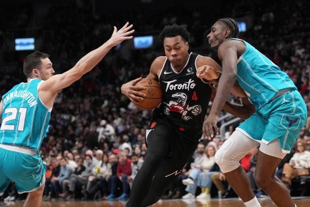 November 17, 2025, Toronto, On, CANADA: Toronto Raptors forward guard Scottie Barnes (4) drives past Charlotte Hornets forward Moussa Diabato (14) and Hornets guard Pat Connaughton (21) during second half NBA, Basketball Herren, USA basketball action in Toronto on Monday, November 17, 2025. Canada News - November 17, 2025  - ZUMAc35_ 20251117_zaf_c35_176 Copyright: xNathanxDenettex