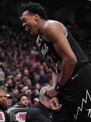 November 17, 2025, Toronto, On, CANADA: Toronto Raptors forward guard Scottie Barnes (4) leaves the court with appears to be an injury during second half NBA, Basketball Herren, USA basketball action against the Charlotte Hornets in Toronto on Monday, November 17, 2025. Canada News - November 17, 2025  - ZUMAc35_ 20251117_zaf_c35_179 Copyright: xNathanxDenettex