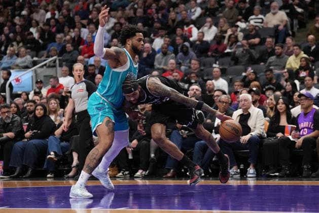 November 17, 2025, Toronto, On, CANADA: Toronto Raptors forward Brandon Ingram (3) drives into Charlotte Hornets forward Miles Bridges (0) during second half NBA, Basketball Herren, USA basketball action in Toronto on Monday, November 17, 2025. Canada News - November 17, 2025  - ZUMAc35_ 20251117_zaf_c35_181 Copyright: xNathanxDenettex