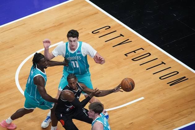 Charlotte Hornets vs Toronto Raptors TORONTO, CANADA - NOVEMBER 17 : RJ Barrett (9) of Toronto Raptors in action during the NBA, Basketball Herren, USA basketball game between Charlotte Hornets and Toronto Raptors at the Scotiabank Arena on November 17, 2025 in Toronto, Ontario, Canada. Mert Alper Dervis Anadolu Ontario Canada. Editorial use only. Please get in touch for any other usage.  Copyright: x2025xAnadoluxMertxAlperxDervÄ±Åüx