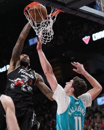 November 17, 2025, Toronto, On, CANADA: Toronto Raptors forward Brandon Ingram (3) dunks over Charlotte Hornets center Ryan Kalkbrenner (11) during second half NBA, Basketball Herren, USA basketball action in Toronto on Monday, November 17, 2025. Canada News - November 17, 2025  - ZUMAc35_ 20251117_zaf_c35_185 Copyright: xNathanxDenettex