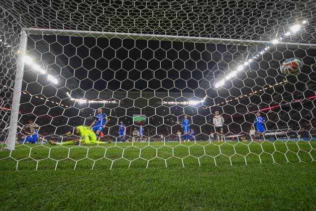 UEFA European Qualifiers - WM Qualifikation - 25 26 - Deutschland - Slowakei am 17.11.2025 in der Red Bull Arena in Leipzig Ridle Baku (Deutschland 23) erzielt gegen Torwart Martin Dubravka (Slowakei 1) das Tor zum 5 zu 0