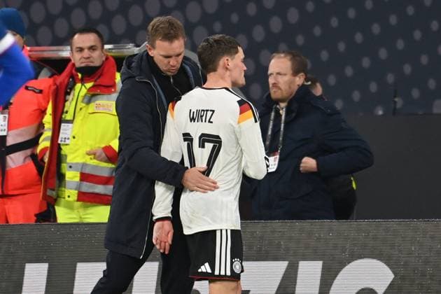 Bundestrainer Julian NAGELSMANN (GER) mit Florian WIRTZ (GER) nach Auswechslung. Fussball Laenderspiel, WM Qualifikation Gruppe A Spieltag 06, Deutschland (GER) - Slowakei (SVK) 6-0 am 17.11.2025, RED BULL ARENA