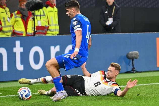 Joshua KIMMICH (GER), Aktion,Zweikampf gegen Adam OBERT (SVK) . Fussball Laenderspiel, WM Qualifikation Gruppe A Spieltag 06, Deutschland (GER) - Slowakei (SVK) am 17.11.2025, RED BULL ARENA Â