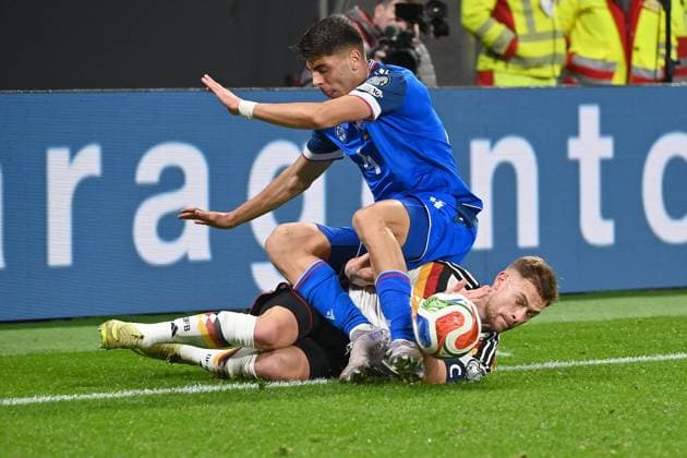 Joshua KIMMICH (GER), Aktion,Zweikampf gegen Adam OBERT (SVK) . Fussball Laenderspiel, WM Qualifikation Gruppe A Spieltag 06, Deutschland (GER) - Slowakei (SVK) am 17.11.2025, RED BULL ARENA Â