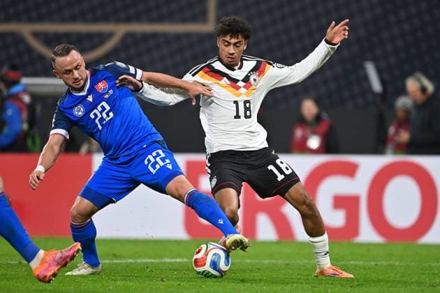 Nathaniel BROWN (GER), Aktion,Zweikampf gegen Stanislav Lobotka (SVK). Fussball Laenderspiel, WM Qualifikation Gruppe A Spieltag 06, Deutschland (GER) - Slowakei (SVK) 6-0 am 17.11.2025, RED BULL ARENA