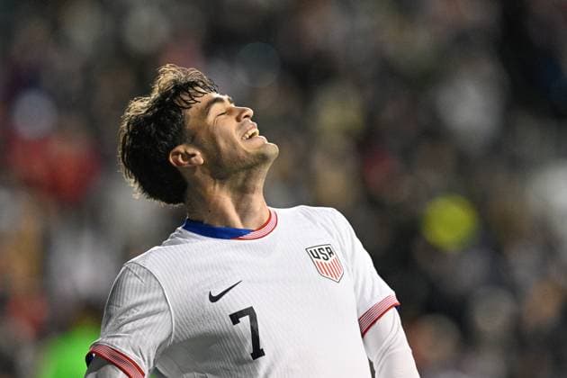 CHESTER, PA - NOVEMBER 15: United States midfielder Gio Reyna 7 celebrates during the International Friendly, Länderspiel, Nationalmannschaft match between Paraguay Men™s national team, Nationalteam and the United States of America Men™s national team on November 15th, 2025 at Subaru Park in Chester, PA. (Photo by Terence Lewis Icon Sportswire) SOCCER: NOV 15 USA vs Paraguay EDITORIAL USE ONLY Icon251115107