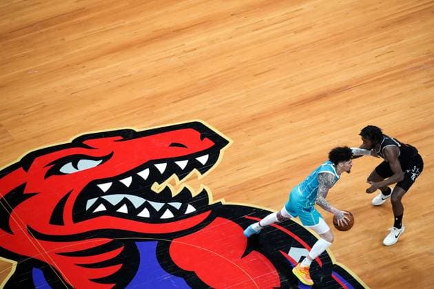 Charlotte Hornets vs Toronto Raptors TORONTO, CANADA - NOVEMBER 17 : LaMelo Ball (1) of Charlotte Hornets in action against Immanuel Quickley (5) of Toronto Raptors during the NBA, Basketball Herren, USA basketball game between Charlotte Hornets and Toronto Raptors at the Scotiabank Arena on November 17, 2025 in Toronto, Ontario, Canada. Mert Alper Dervis Anadolu Ontario Canada. Editorial use only. Please get in touch for any other usage.  Copyright: x2025xAnadoluxMertxAlperxDervisx