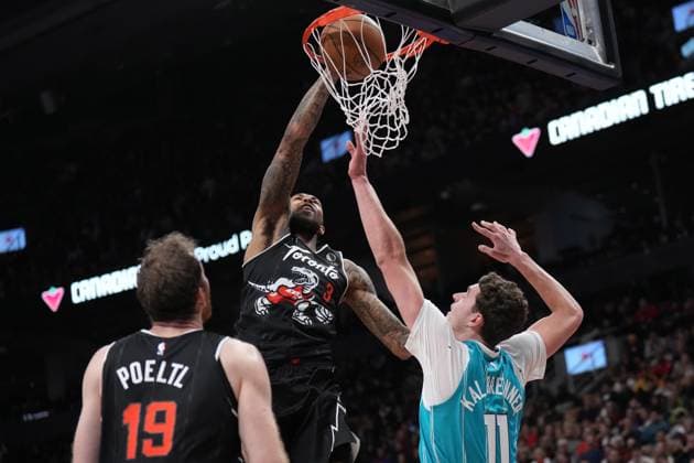 November 17, 2025, Toronto, On, CANADA: Toronto Raptors forward Brandon Ingram (3) dunks over Charlotte Hornets centre Ryan Kalkbrenner (11) during second half NBA, Basketball Herren, USA basketball action in Toronto on Monday, Nov. 17, 2025. Canada News - November 17, 2025  - ZUMAc35_ 20251117_zaf_c35_197 Copyright: xNathanxDenettex