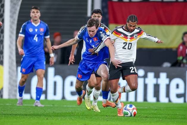 17.11.2025, Fußball, Länderspiel, WM-Qualifikation Europa, Deutschland - Slowakei, Red Bull Arena (Leipzig), 10. Spieltag, Saison 2025 2026: Leo Sauer (SLK 07) im Zweikampf gegen Serge Gnabry (GER 20) Regulations prohibit any use of photographs as image sequences and or quasi-video. Sachsen Deutschland