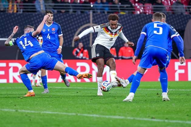 17.11.2025, Fußball, Länderspiel, WM-Qualifikation Europa, Deutschland - Slowakei, Red Bull Arena (Leipzig), 10. Spieltag, Saison 2025 2026: Torschuss zum Tor zum 6:0 durch Torschütze Forzan Assan Ouedraogo (GER 09) vorbei an Milan Skriniar (SLK 14) und Lubomir Satka (SLK 05) Regulations prohibit any use of photographs as image sequences and or quasi-video. Sachsen Deutschland