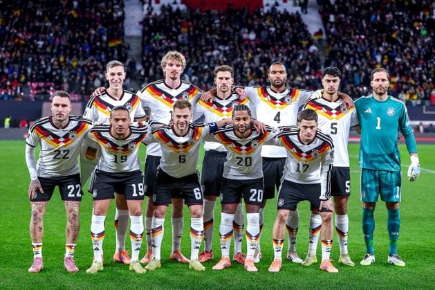 17.11.2025, Fußball, Länderspiel, WM-Qualifikation Europa, Deutschland - Slowakei, Red Bull Arena (Leipzig), 10. Spieltag, Saison 2025 2026: Die Startelf der deutschen Nationalmannschaft im neuen Heimtrickot, Hintere Reihe v.L. Nico Schlotterbeck (GER 15) Nick Woltemade (GER 11) Leon Goretzka (GER 08) Jonathan Tah (GER 04) Aleksandar Pavlovic (GER 05) Torwart Oliver Baumann (GER 01) - Vordere Reihe v.L. David Raum (GER 22) Leroy Sane (GER 19) Joshua Kimmich (GER 06) Serge Gnabry (GER 20) Florian Wirtz (GER 17) Mannschaftsfoto Gruppenfoto Manschaftsbild Gruppenbild Teamfoto zusammen Regulations prohibit any use of photographs as image sequences and or quasi-video. Sachsen Deutschland