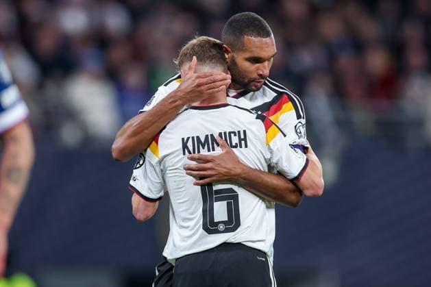 17.11.2025, Fußball, Länderspiel, WM-Qualifikation Europa, Deutschland - Slowakei, Red Bull Arena (Leipzig), 10. Spieltag, Saison 2025 2026: Jonathan Tah (GER 04) und Joshua Kimmich (GER 06) liegen sich vor dem Auswechseln von Joshua Kimmich (GER 06) zusammen in den Armen Umarmung Kapitän Regulations prohibit any use of photographs as image sequences and or quasi-video. Sachsen Deutschland