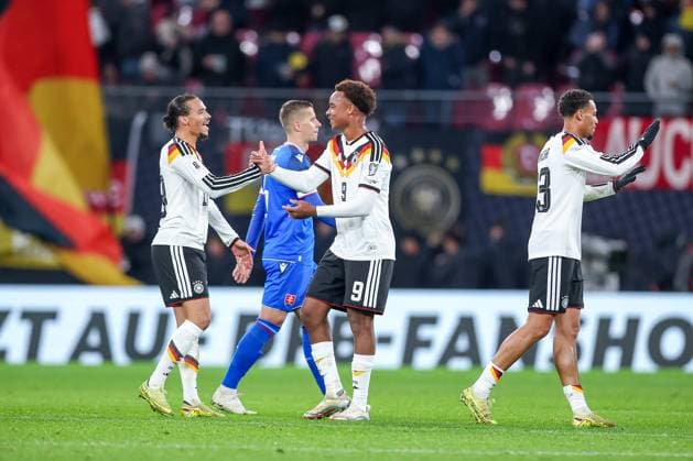 17.11.2025, Fußball, Länderspiel, WM-Qualifikation Europa, Deutschland - Slowakei, Red Bull Arena (Leipzig), 10. Spieltag, Saison 2025 2026: Freude nach dem 6:0 Sieg der deutschen Mannschaft - Abschlussjubel Leroy Sane (GER 19) umarmt Forzan Assan Ouedraogo (GER 09) Regulations prohibit any use of photographs as image sequences and or quasi-video. Sachsen Deutschland