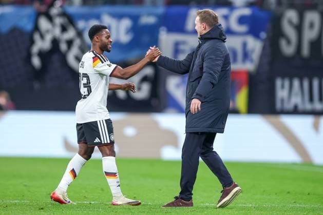 17.11.2025, Fußball, Länderspiel, WM-Qualifikation Europa, Deutschland - Slowakei, Red Bull Arena (Leipzig), 10. Spieltag, Saison 2025 2026: Freude nach dem 6:0 Sieg der deutschen Mannschaft - Abschlussjubel Ridle Baku (GER 23) umarmt Nationaltrainer Julian Nagelsmann (GER hc) Regulations prohibit any use of photographs as image sequences and or quasi-video. Sachsen Deutschland