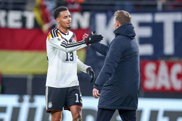 17.11.2025, Fußball, Länderspiel, WM-Qualifikation Europa, Deutschland - Slowakei, Red Bull Arena (Leipzig), 10. Spieltag, Saison 2025 2026: Freude nach dem 6:0 Sieg der deutschen Mannschaft - Abschlussjubel Felix Nmecha (GER 13) umarmt Nationaltrainer Julian Nagelsmann (GER hc) Regulations prohibit any use of photographs as image sequences and or quasi-video. Sachsen Deutschland