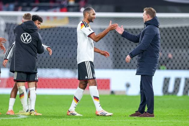 17.11.2025, Fußball, Länderspiel, WM-Qualifikation Europa, Deutschland - Slowakei, Red Bull Arena (Leipzig), 10. Spieltag, Saison 2025 2026: Freude nach dem 6:0 Sieg der deutschen Mannschaft - Abschlussjubel Jonathan Tah (GER 04) umarmt Nationaltrainer Julian Nagelsmann (GER hc) Regulations prohibit any use of photographs as image sequences and or quasi-video. Sachsen Deutschland