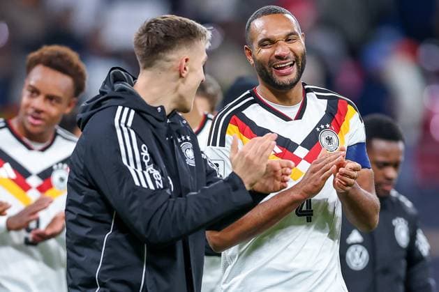 17.11.2025, Fußball, Länderspiel, WM-Qualifikation Europa, Deutschland - Slowakei, Red Bull Arena (Leipzig), 10. Spieltag, Saison 2025 2026: Freude nach dem 6:0 Sieg der deutschen Mannschaft - Abschlussjubel Nico Schlotterbeck (GER 15) scherzend neben Jonathan Tah (GER 04) lachend Regulations prohibit any use of photographs as image sequences and or quasi-video. Sachsen Deutschland