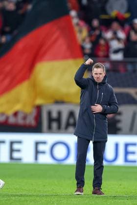 17.11.2025, Fußball, Länderspiel, WM-Qualifikation Europa, Deutschland - Slowakei, Red Bull Arena (Leipzig), 10. Spieltag, Saison 2025 2026: Freude nach dem 6:0 Sieg der deutschen Mannschaft - Abschlussjubel Nationaltrainer Julian Nagelsmann (GER hc) reckt jubelnd die Faust nach Oben Regulations prohibit any use of photographs as image sequences and or quasi-video. Sachsen Deutschland
