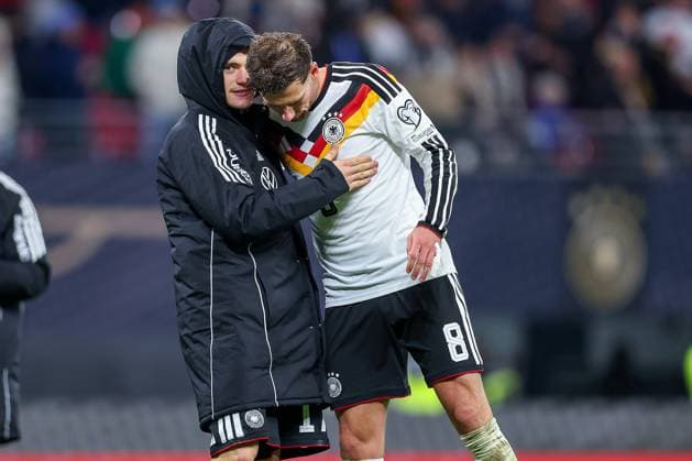17.11.2025, Fußball, Länderspiel, WM-Qualifikation Europa, Deutschland - Slowakei, Red Bull Arena (Leipzig), 10. Spieltag, Saison 2025 2026: Freude nach dem 6:0 Sieg der deutschen Mannschaft - Abschlussjubel Florian Wirtz (GER 17) umarmt Leon Goretzka (GER 08) zusammen Regulations prohibit any use of photographs as image sequences and or quasi-video. Sachsen Deutschland