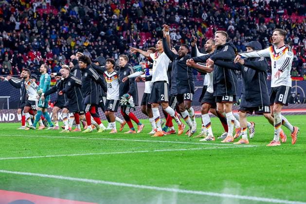 17.11.2025, Fußball, Länderspiel, WM-Qualifikation Europa, Deutschland - Slowakei, Red Bull Arena (Leipzig), 10. Spieltag, Saison 2025 2026: Freude nach dem 6:0 Sieg der deutschen Mannschaft - Abschlussjubel Die Mannschaft steht zusammen auf dem Spielfeld und jubelt den Fans auf der Tribüne zu Regulations prohibit any use of photographs as image sequences and or quasi-video. Sachsen Deutschland
