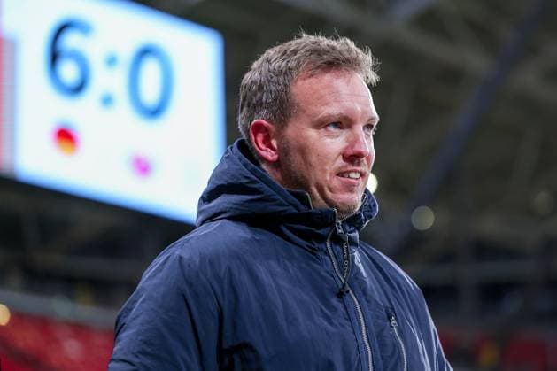 17.11.2025, Fußball, Länderspiel, WM-Qualifikation Europa, Deutschland - Slowakei, Red Bull Arena (Leipzig), 10. Spieltag, Saison 2025 2026: Nationaltrainer Julian Nagelsmann (GER hc) zufrieden mit der Anzeigetafel die den 6:0 Endstand anzeigt im Hintergrund Regulations prohibit any use of photographs as image sequences and or quasi-video. Sachsen Deutschland