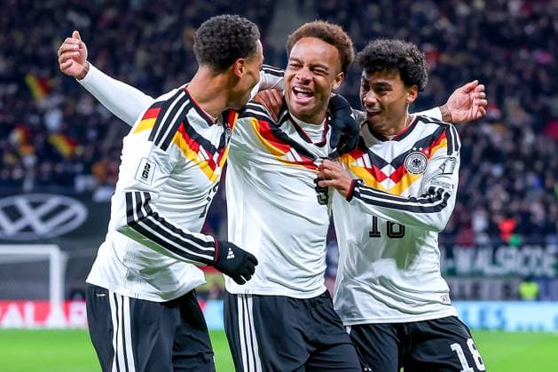 17.11.2025, Fußball, Länderspiel, WM-Qualifikation Europa, Deutschland - Slowakei, Red Bull Arena (Leipzig), 10. Spieltag, Saison 2025 2026: Torjubel nach dem Tor zum 6:0 durch Torschütze Forzan Assan Ouedraogo (GER 09) zusammen mit Felix Nmecha (GER 13) und Nathaniel Brown (GER 18) Regulations prohibit any use of photographs as image sequences and or quasi-video. Sachsen Deutschland