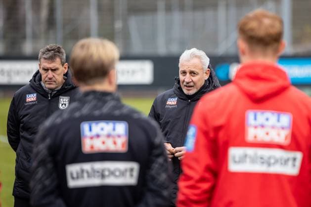 Bundesliga, 3. Liga, öffentliches Training, Erste Einheit von Trainer Pavel Dotchev beim SSV Ulm 1846 Fußball 17.11.2025, Fussball, Saison 2025 2026, 3. Liga, Trainingsplatz am Donaustadion, Öffentliches Training SSV Ulm 1846 Fußball, Trainer Pavel Dotchev (SSV Ulm 1846 Fußball) im Kreis Foto: Lucca Fundel Ulm Trainingsplatz am Donaustadion Baden-Württemberg Deutschland