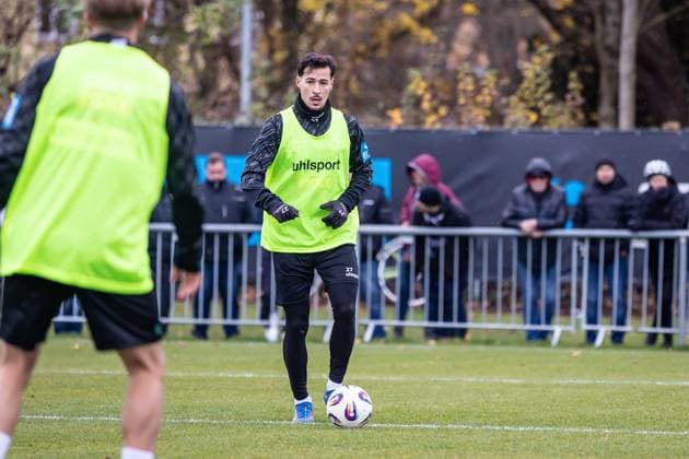 Bundesliga, 3. Liga, öffentliches Training, Erste Einheit von Trainer Pavel Dotchev beim SSV Ulm 1846 Fußball 17.11.2025, Fussball, Saison 2025 2026, 3. Liga, Trainingsplatz am Donaustadion, Öffentliches Training SSV Ulm 1846 Fußball, 27 Lukas Mazagg (SSV Ulm 1846 Fußball) Foto: Lucca Fundel Ulm Trainingsplatz am Donaustadion Baden-Württemberg Deutschland