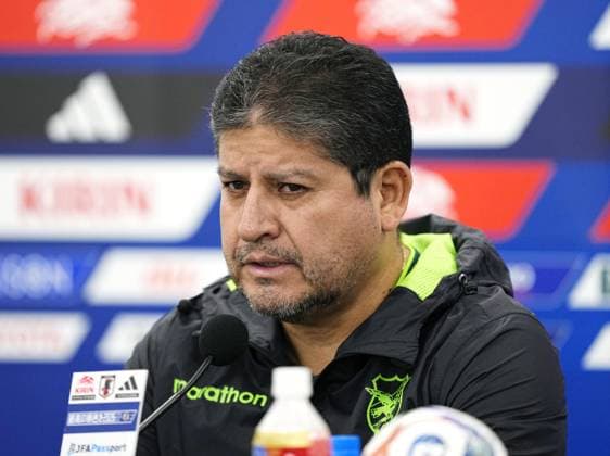Football: Friendly between Japan and Bolivia Oscar Villegas, manager of Bolivian men s national football team, speaks at a press conference, PK, Pressekonferenz at the National Stadium in Tokyo on Nov. 17, 2025, a day before an International Friendly, Länderspiel, Nationalmannschaft against Japan.  A14AA0005043429P