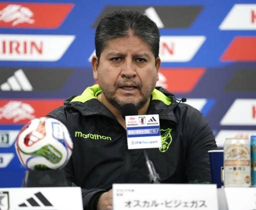 Football: Friendly between Japan and Bolivia Oscar Villegas, manager of Bolivian men s national football team, speaks at a press conference, PK, Pressekonferenz at the National Stadium in Tokyo on Nov. 17, 2025, a day before an International Friendly, Länderspiel, Nationalmannschaft against Japan.  A14AA0005043430P