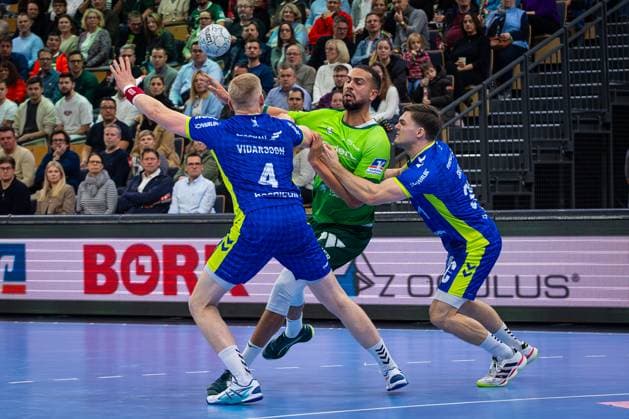 17.11.2025, xovx, Handball Daikin Handball Bundesliga, HSG Wetzlar - VfL Gummersbach v.l. Ellidi Vidarsson (VfL Gummersbach), Philipp Ahouansou (HSG Wetzlar), Kay Smits (VfL Gummersbach) Wetzlar Buderus-Arena Hessen Deutschland (DE)