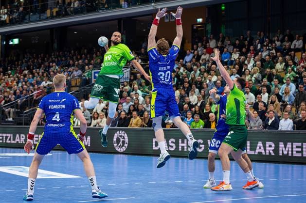 17.11.2025, xovx, Handball Daikin Handball Bundesliga, HSG Wetzlar - VfL Gummersbach v.l. Ellidi Vidarsson (VfL Gummersbach), Philipp Ahouansou (HSG Wetzlar), Tom Kiesler (VfL Gummersbach), Kay Smits (VfL Gummersbach), Josip Simic (HSG Wetzlar) Wetzlar Buderus-Arena Hessen Deutschland (DE)