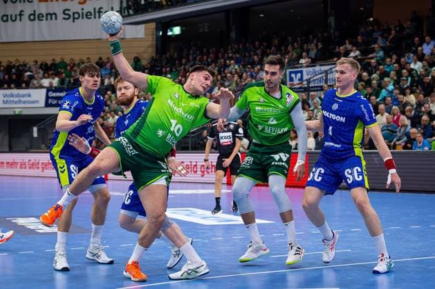 17.11.2025, xovx, Handball Daikin Handball Bundesliga, HSG Wetzlar - VfL Gummersbach v.l. Miro Schluroff (VfL Gummersbach), Tom Kiesler (VfL Gummersbach), Josip Simic (HSG Wetzlar), Filip Vistorop (HSG Wetzlar), Ellidi Vidarsson (VfL Gummersbach) Wetzlar Buderus-Arena Hessen Deutschland (DE)