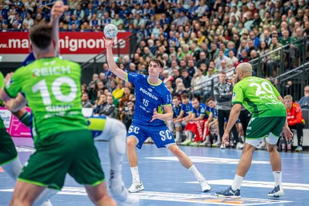 Handball Bundesliga; HSG Wetzlar - VfL Gummersbach, 17.11.25 Miro Schluroff (VfL Gummersbach, 15), Cyrill Akakpo (HSG Wetzlar, 20), Josip Simic (HSG Wetzlar, 10) Handball Bundesliga; HSG Wetzlar - VfL Gummersbach: Wetzlar, 17.11.25 Copyright: xBEAUTIFULxSPORTS Roeczeyx