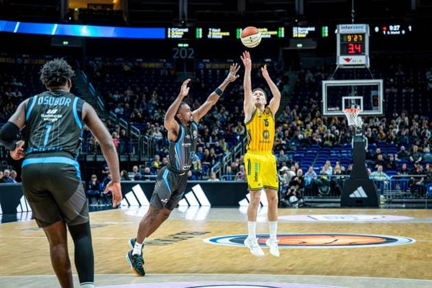 Basketball Berlin 17.11.2025 Saison 2025 2026 BBL-Pokal Viertelfinale Männer, Herren Alba Berlin - Science City Jena Martin Hermannsson (Alba Berlin, No.15) Keith Braxton (Jena, No.13)