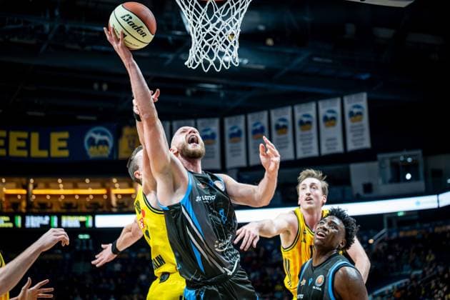 Basketball Berlin 17.11.2025 Saison 2025 2026 BBL-Pokal Viertelfinale Männer, Herren Alba Berlin - Science City Jena Robin Christen (Jena, No.08)