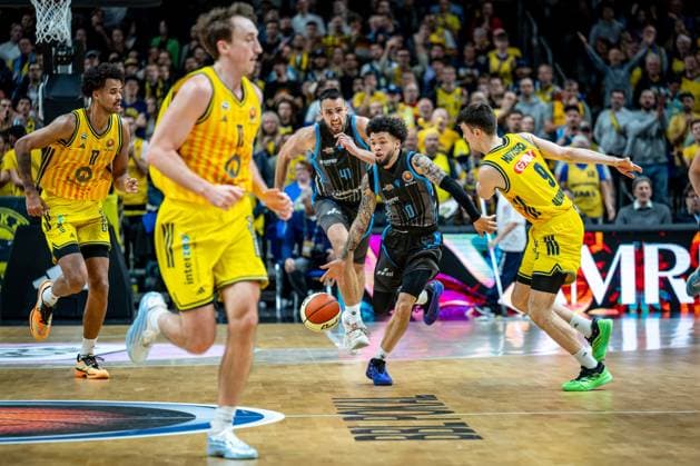Basketball Berlin 17.11.2025 Saison 2025 2026 BBL-Pokal Viertelfinale Männer, Herren Alba Berlin - Science City Jena Tavian Dunn-Martin (Jena, No.00) Jonas Mattisseck (Alba Berlin, No.09)