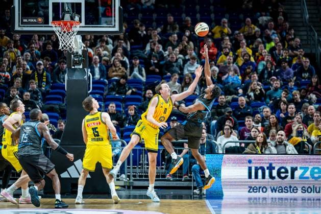 Basketball Berlin 17.11.2025 Saison 2025 2026 BBL-Pokal Viertelfinale Männer, Herren Alba Berlin - Science City Jena Keith Braxton (Jena, No.13) Moses Wood (Alba Berlin, No.11)