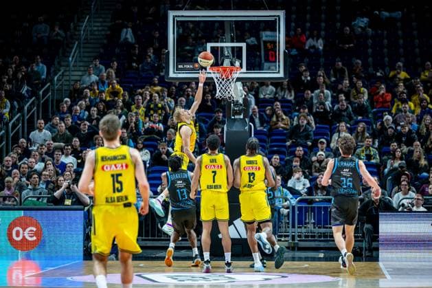 Basketball Berlin 17.11.2025 Saison 2025 2026 BBL-Pokal Viertelfinale Männer, Herren Alba Berlin - Science City Jena Sam Griesel (Alba Berlin, No.05) Keith Braxton (Jena, No.13)