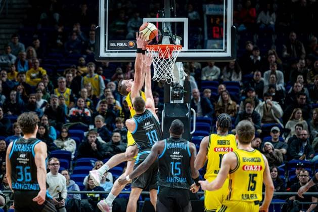 Basketball Berlin 17.11.2025 Saison 2025 2026 BBL-Pokal Viertelfinale Männer, Herren Alba Berlin - Science City Jena Justin Bean (Alba Berlin, No.34) Joe Wieskamp (Jena, No.10)