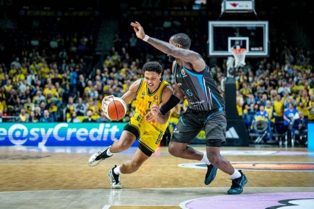 Basketball Berlin 17.11.2025 Saison 2025 2026 BBL-Pokal Viertelfinale Männer, Herren Alba Berlin - Science City Jena Jack Kayil (Alba Berlin, No.07) Naz Bohannon (Jena, No.15)
