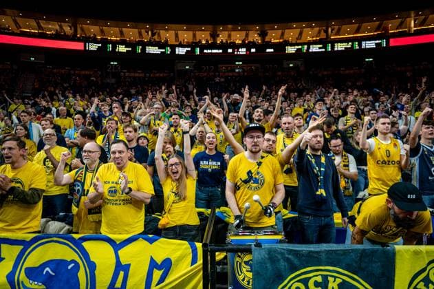 Basketball Berlin 17.11.2025 Saison 2025 2026 BBL-Pokal Viertelfinale Männer, Herren Alba Berlin - Science City Jena Jubel Alba Fans Block 212