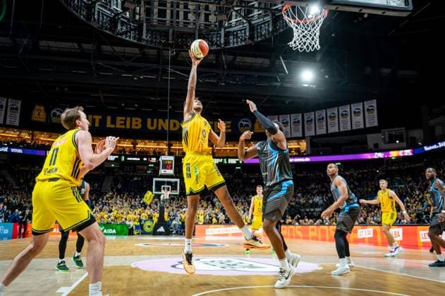 Basketball Berlin 17.11.2025 Saison 2025 2026 BBL-Pokal Viertelfinale Männer, Herren Alba Berlin - Science City Jena Norris Agbakoko (Alba Berlin, No.17)