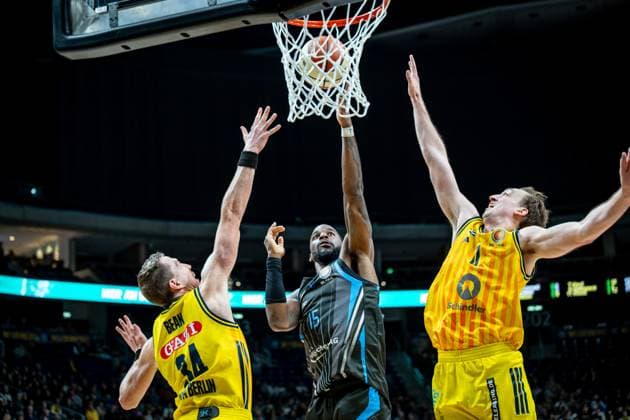 Basketball Berlin 17.11.2025 Saison 2025 2026 BBL-Pokal Viertelfinale Männer, Herren Alba Berlin - Science City Jena Naz Bohannon (Jena, No.15) Justin Bean (Alba Berlin, No.34) Moses Wood (Alba Berlin, No.11)